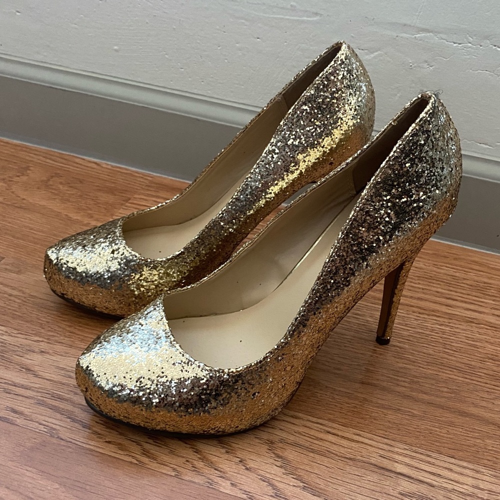 Gold sparkly heels! - Picture 4 of 6